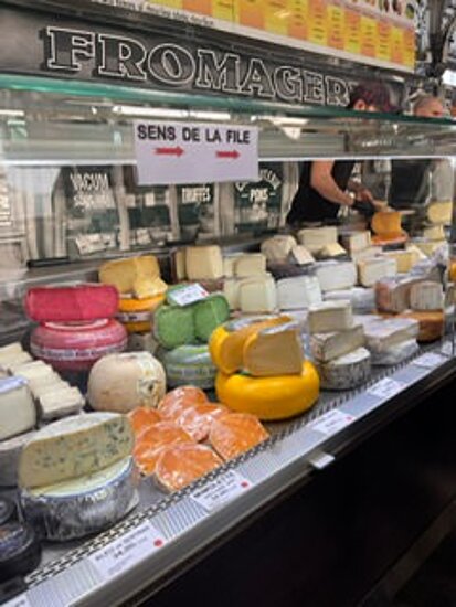 Antibes Markthalle Käsestand