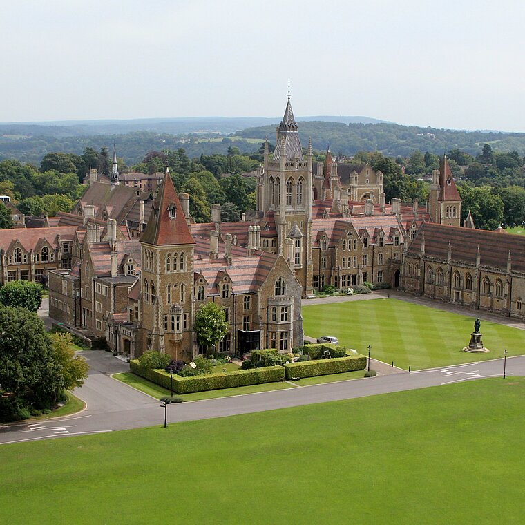 Charterhouse School und Bradford College